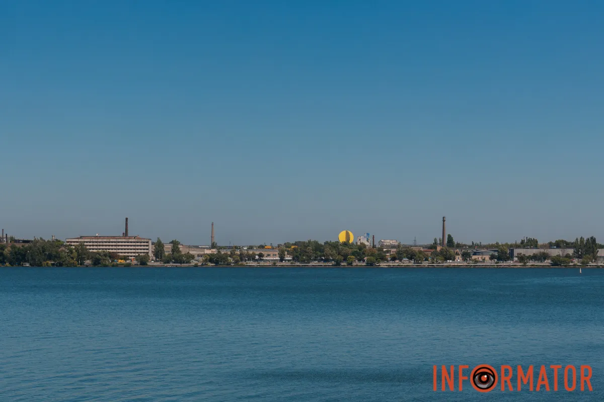 У Дніпрі Сонце сходить двічі: на Фестивальному причалі урочисто відкрили нову, ювілейну мініскульптуру 53