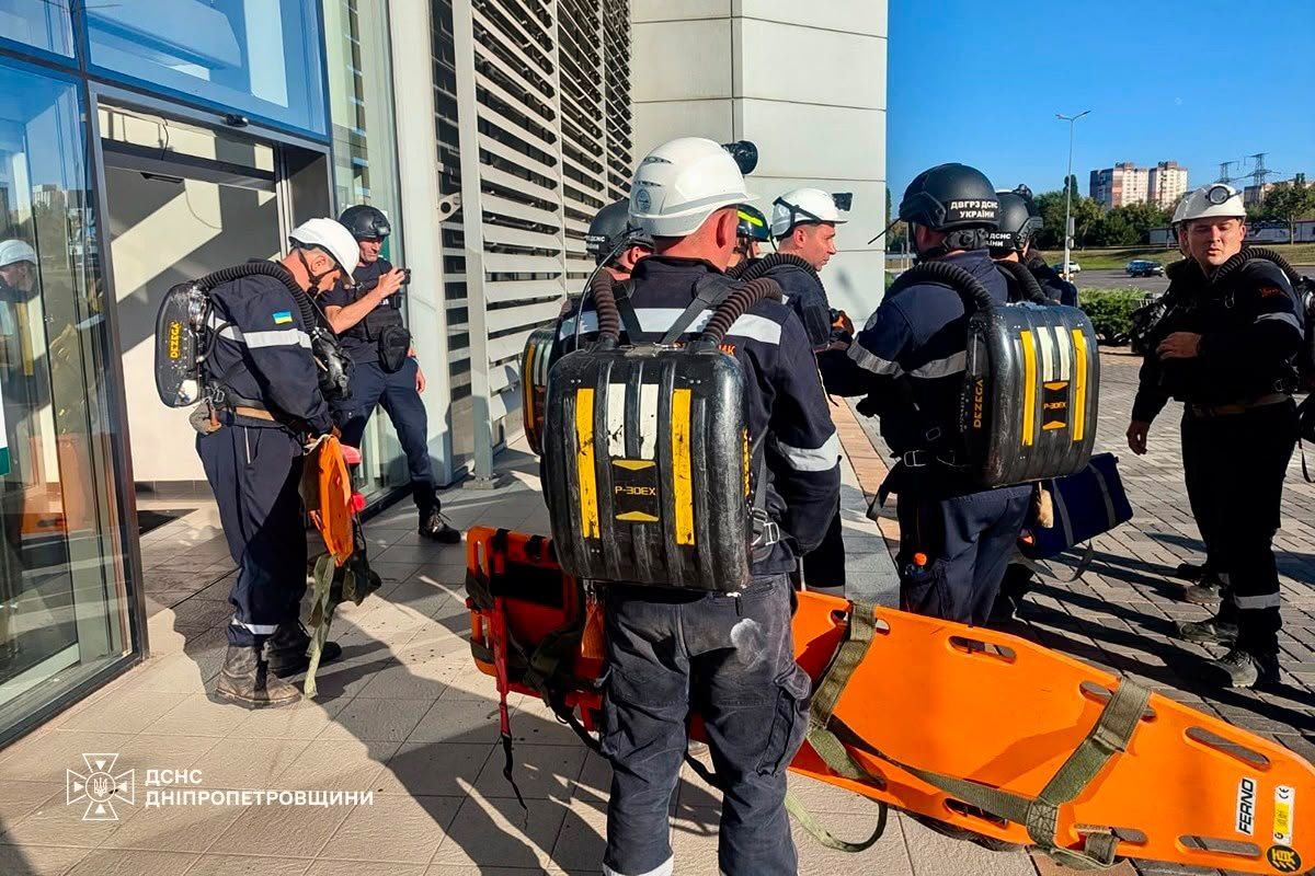 БПЛА работали в две волны: в Кривом Роге враг убил 5 человек ударом по ТЦ, пострадавших уже 91, Зеленский отреагировал на трагедию 6