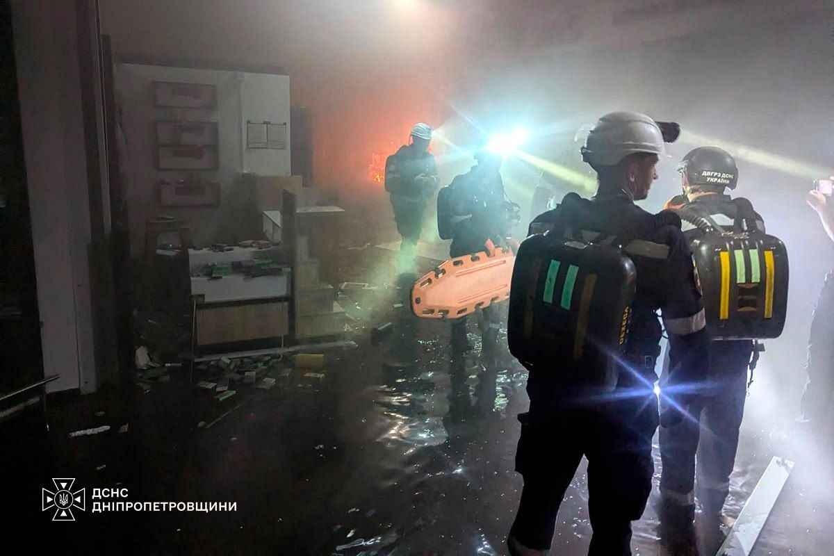 БПЛА работали в две волны: в Кривом Роге враг убил 5 человек ударом по ТЦ, пострадавших уже 91, Зеленский отреагировал на трагедию 4