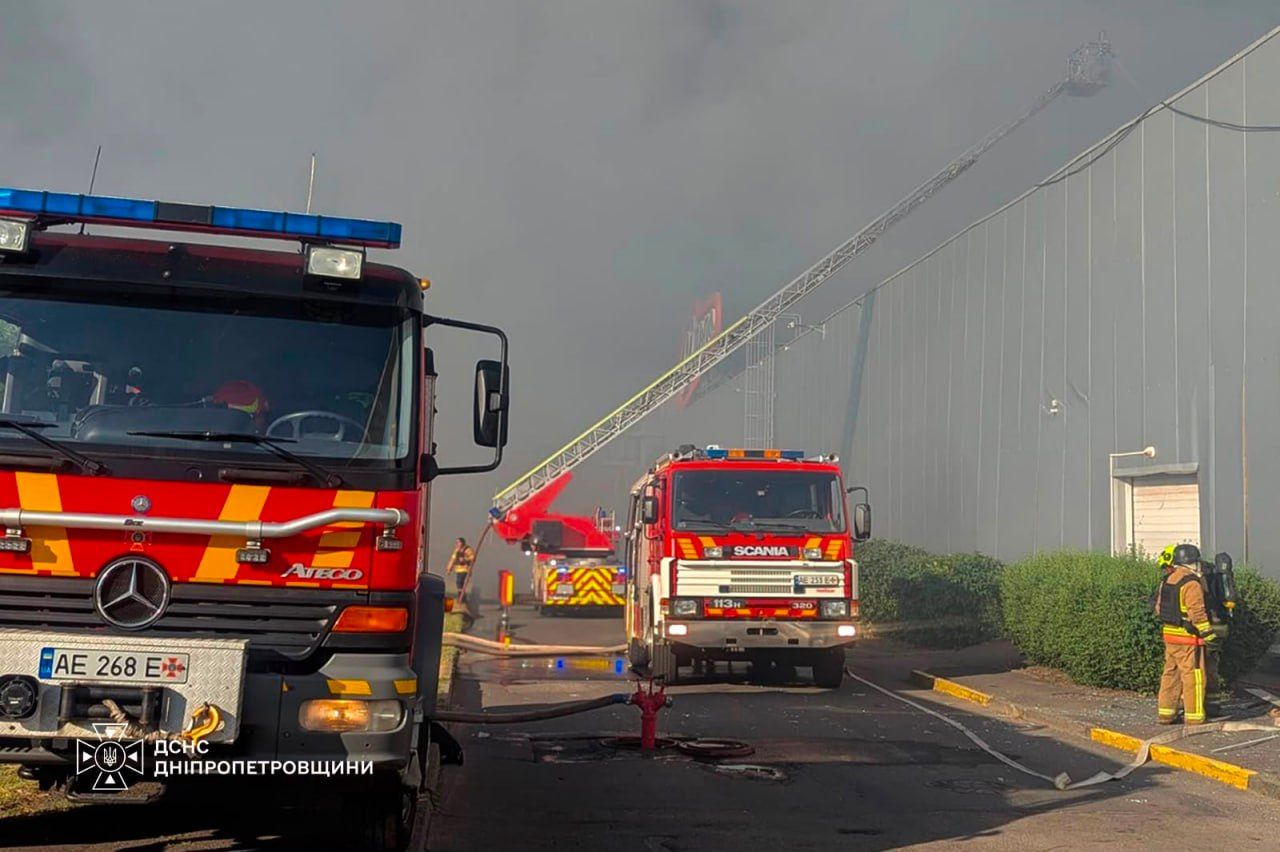 БПЛА работали в две волны: в Кривом Роге враг убил 5 человек ударом по ТЦ, пострадавших уже 91, Зеленский отреагировал на трагедию 2