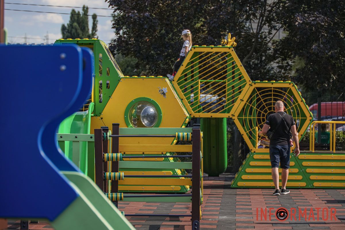 Детство на свежем воздухе: как дети проводят летний день на площадке в Днепре.