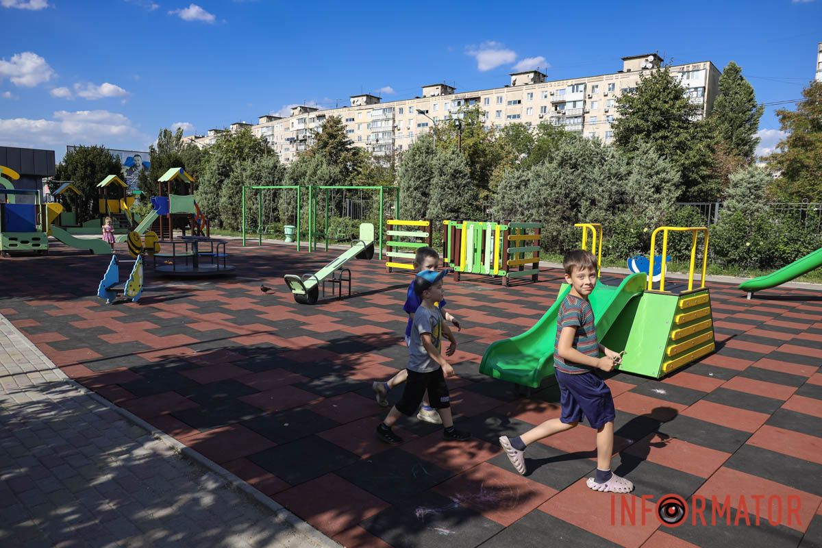 Детство на свежем воздухе: как дети проводят летний день на площадке в Днепре 23