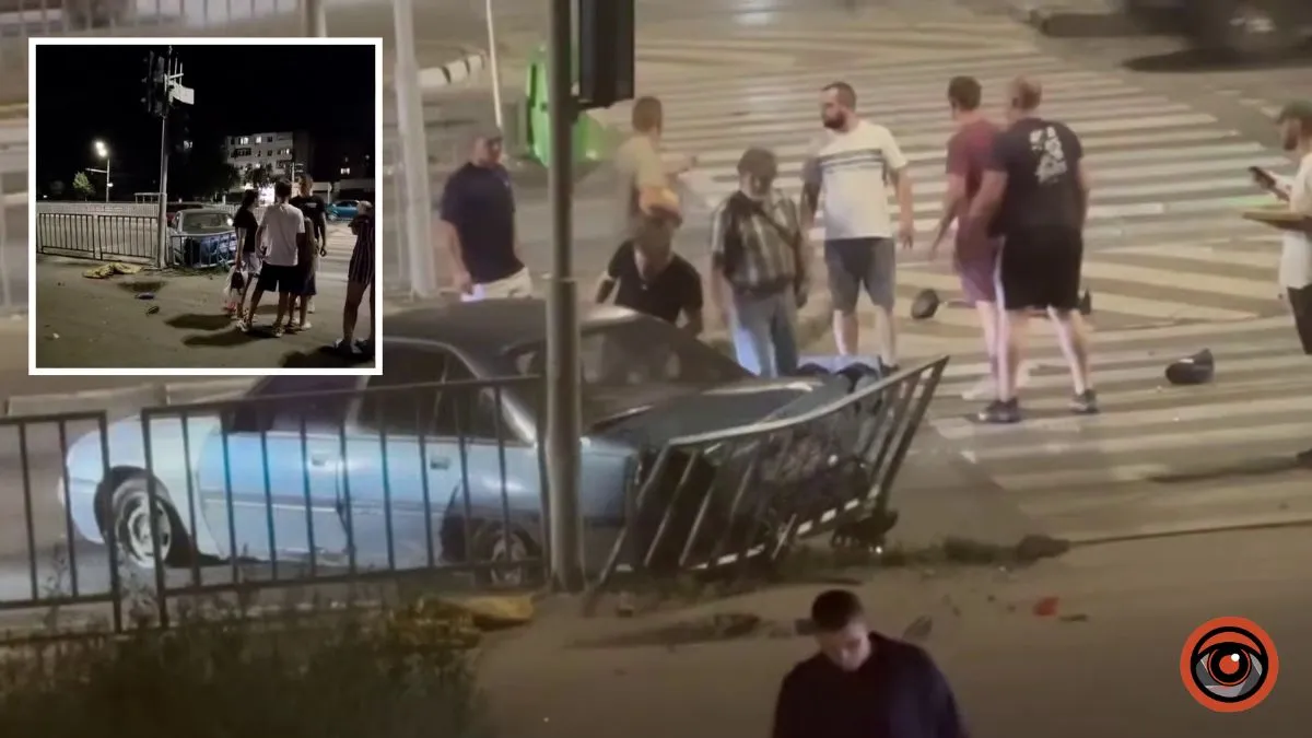 В Днепре на Слобожанском проспекте автомобиль врезался в забор возле виадука