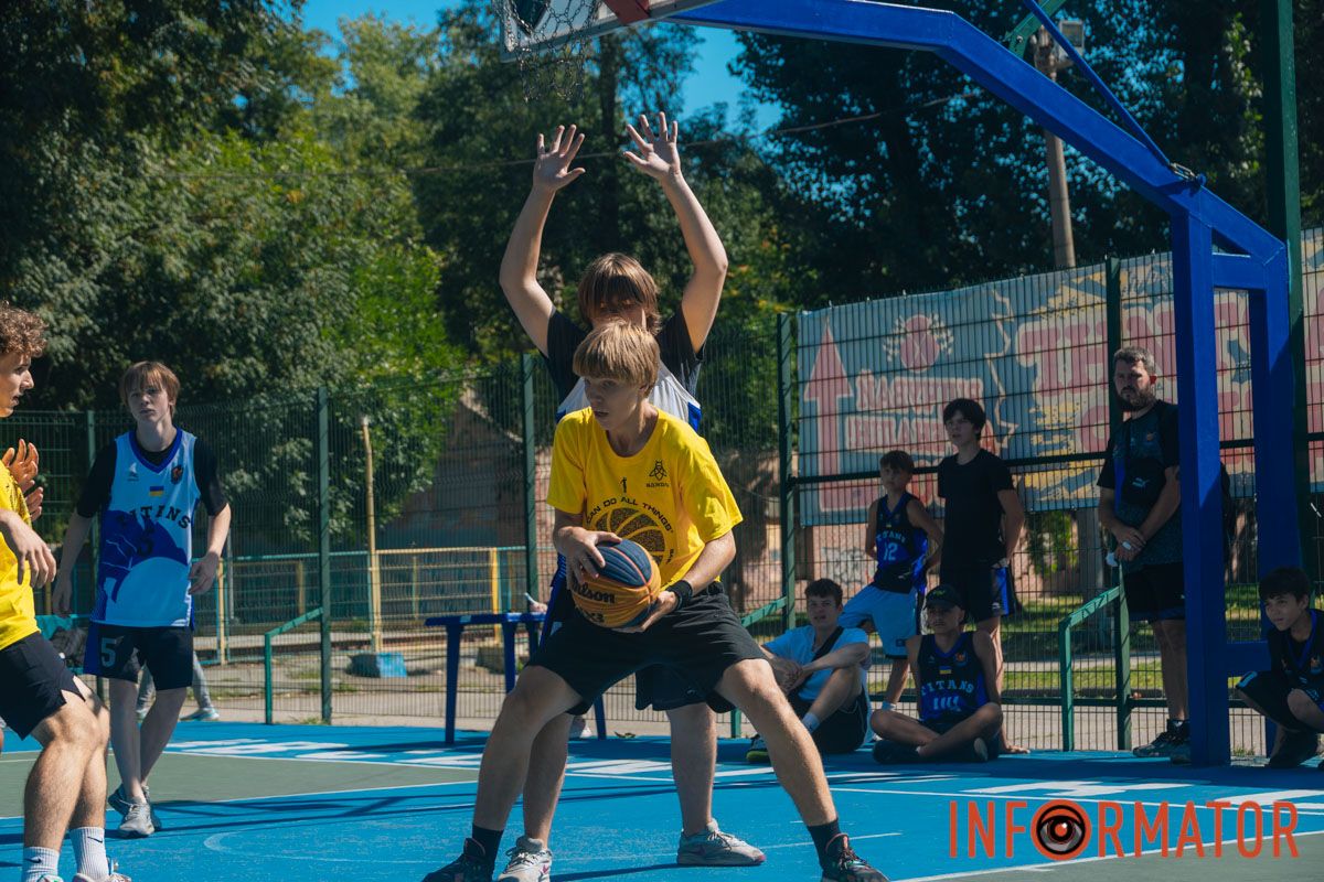 М'яч переходить з рук у руки у запеклій боротьбі