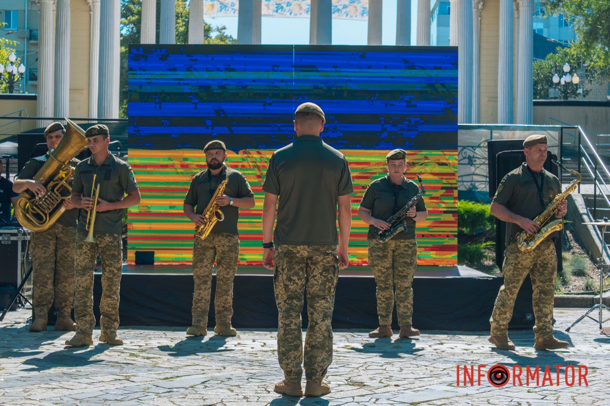 Після цього для гостей свята залунала жива музика у виконанні військового оркестру та виступали творчі колективи