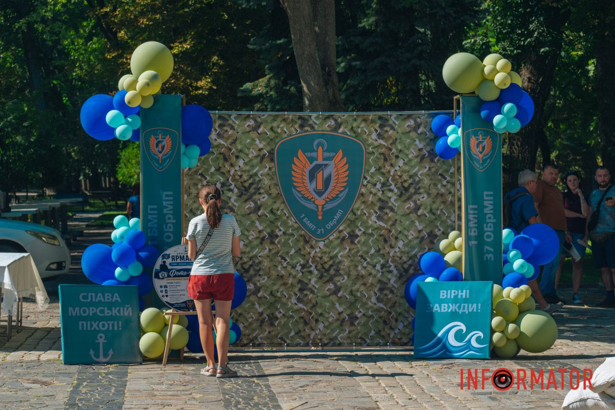 Святкові декорації стали популярним місцем для фотографій