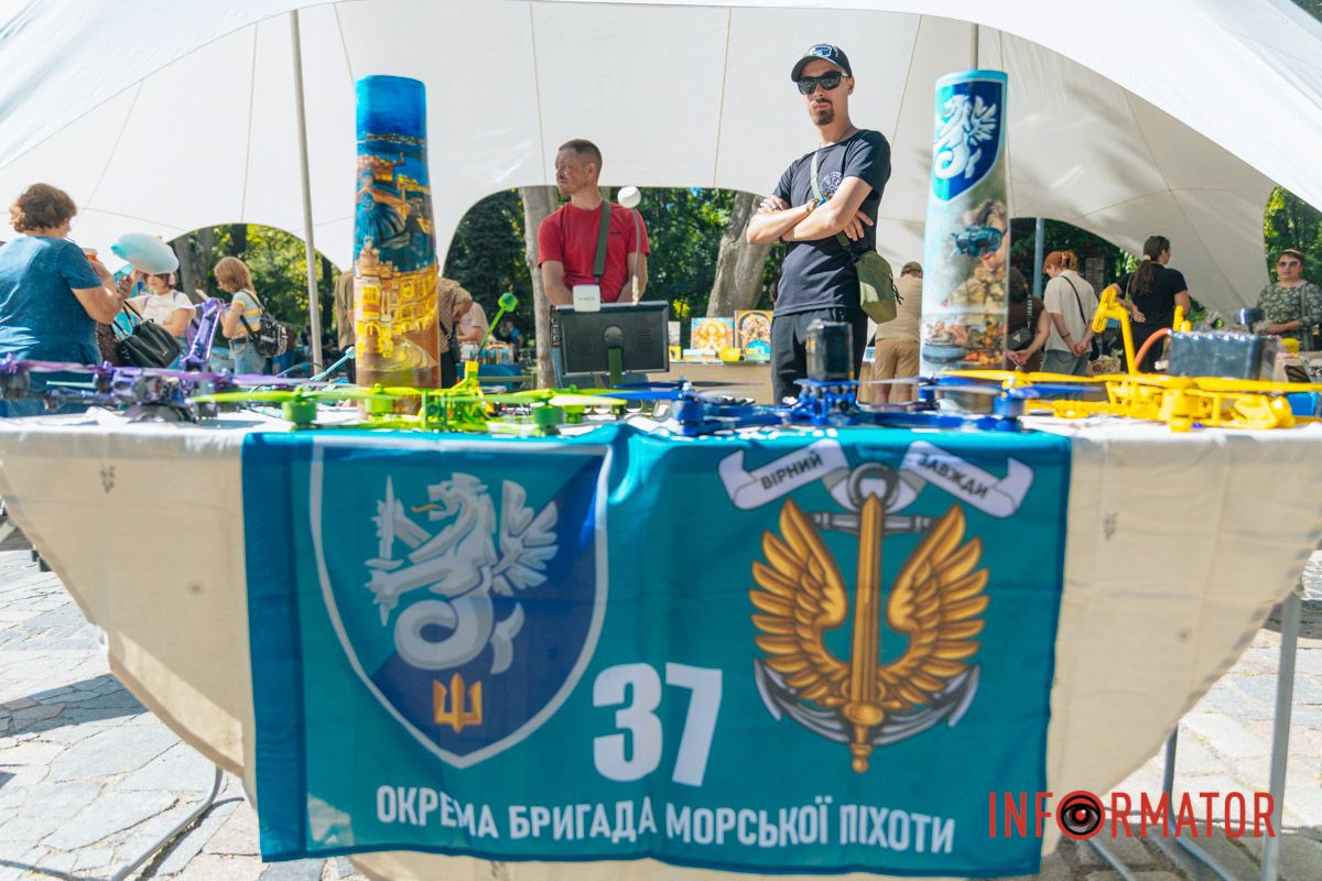 Були представлені ударні FPV-дрони, розписані гільзи від снарядів та банер із символікою бригади морпіхів