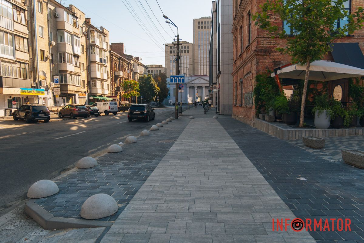 тротуар зонировали с помощью плитки разного цвета и фактуры тротуар зонировали с помощью плитки разного цвета и фактуры