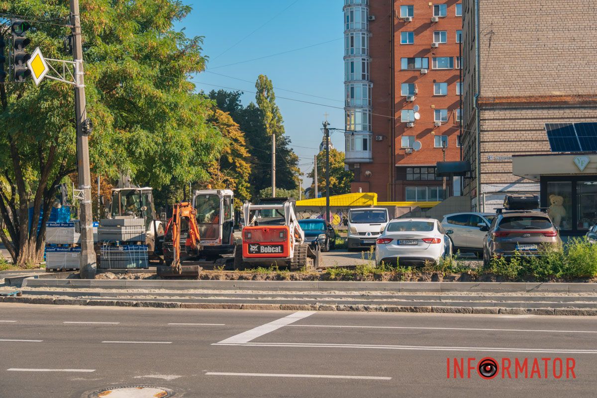 Тут облаштовують нове тротуарне покриття та виділену велодоріжку.