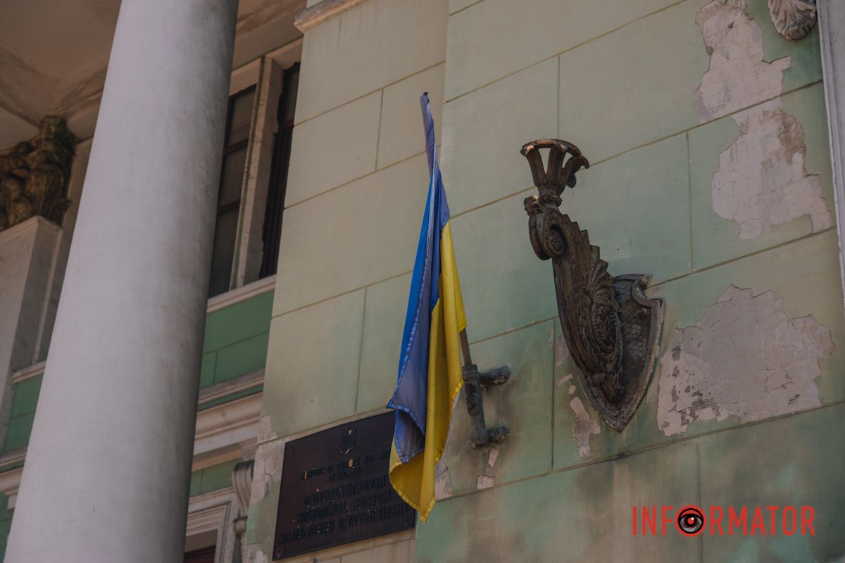 Високі флагштоки та фасади міських установ прикрасили величні прапори, які розгортаються на вітрі проти синього серпневого неба