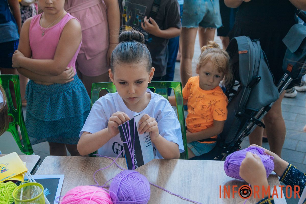 Маленькі учасники майструють власні сувеніри