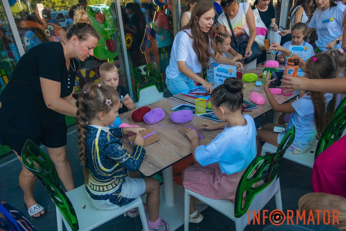 Діти та дорослі із задоволенням долучалися до творчих куточків, де власноруч створювали патріотичні вироби