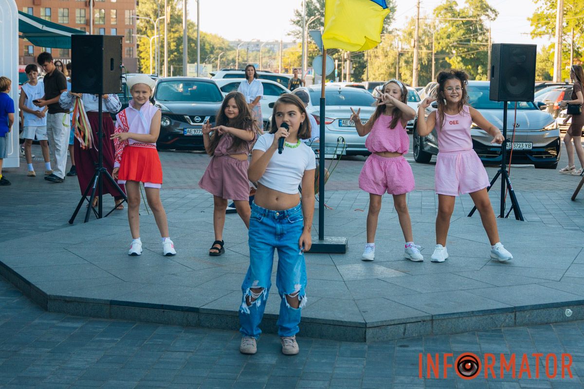Юна дніпрянка виконала авторську пісню