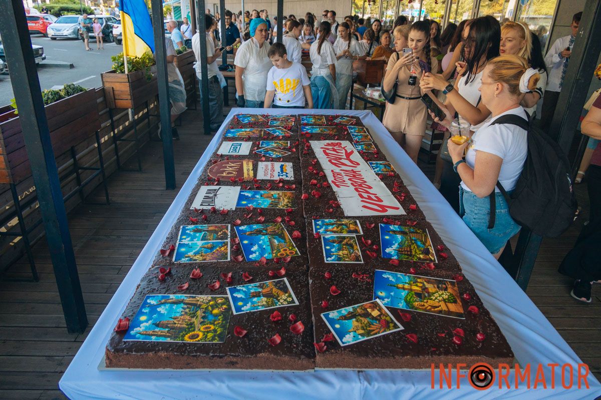  Головною подією заходу стало приготування та частування містян гігантським 100-кілограмовим «тортом єднання»