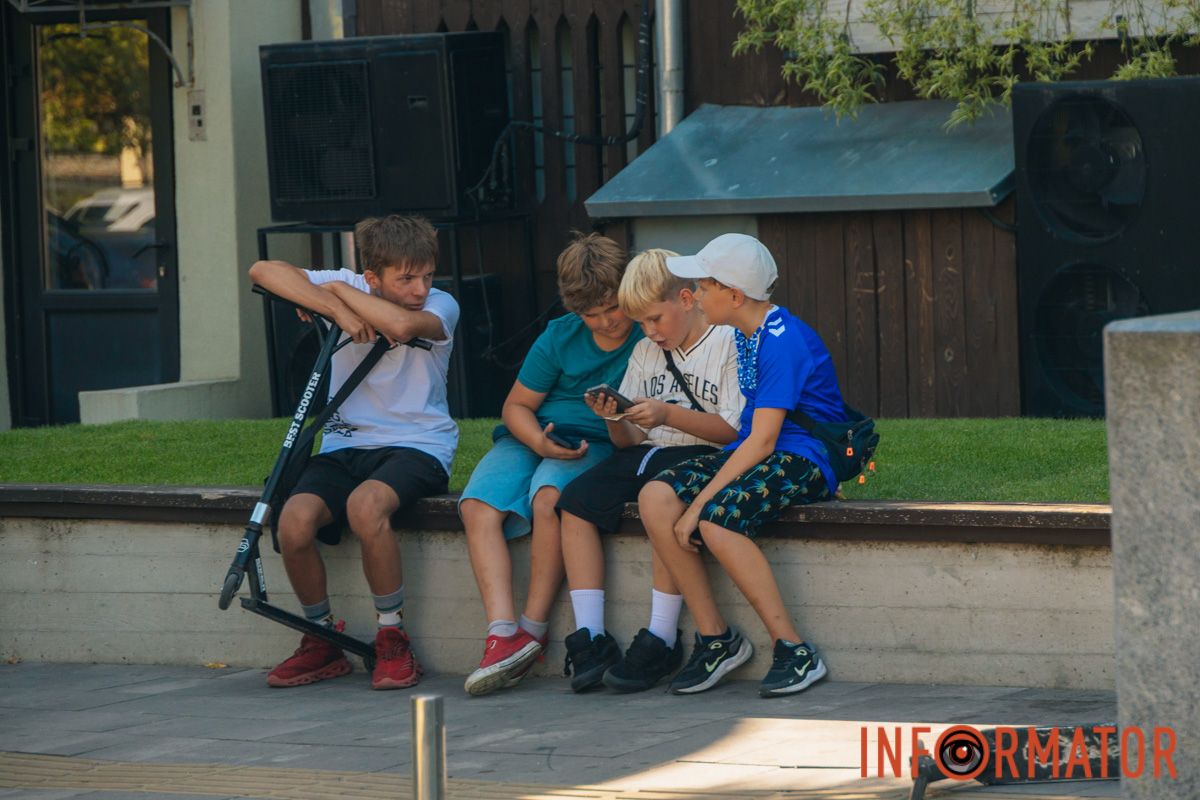 Молодь займається улюбленими справами у вихідний день