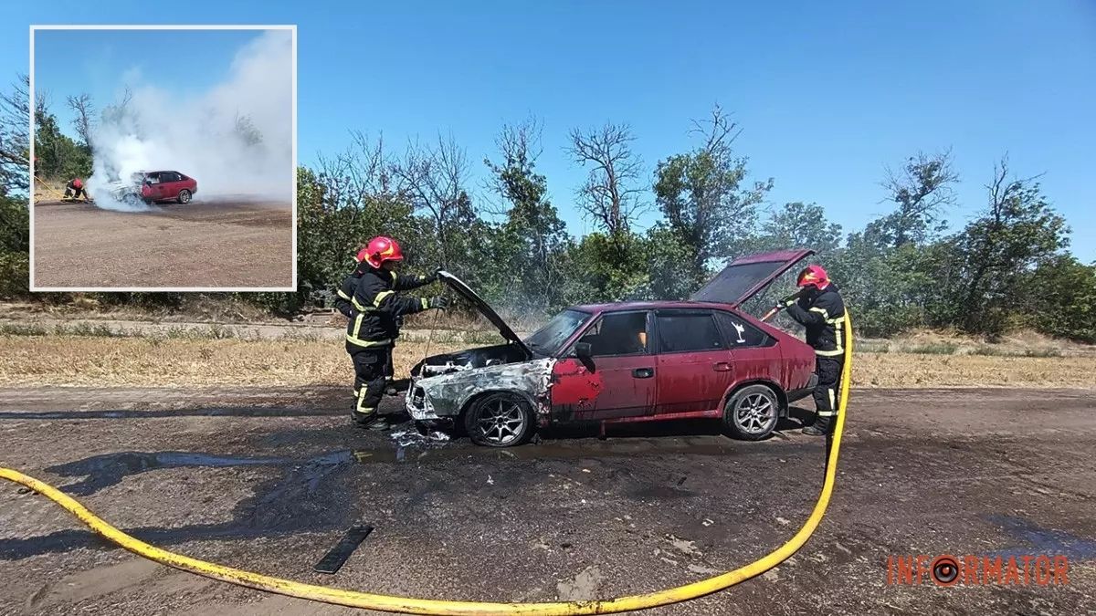 Машина спалахнула просто на дорозі: у Дніпропетровській області горів «Москвич»
