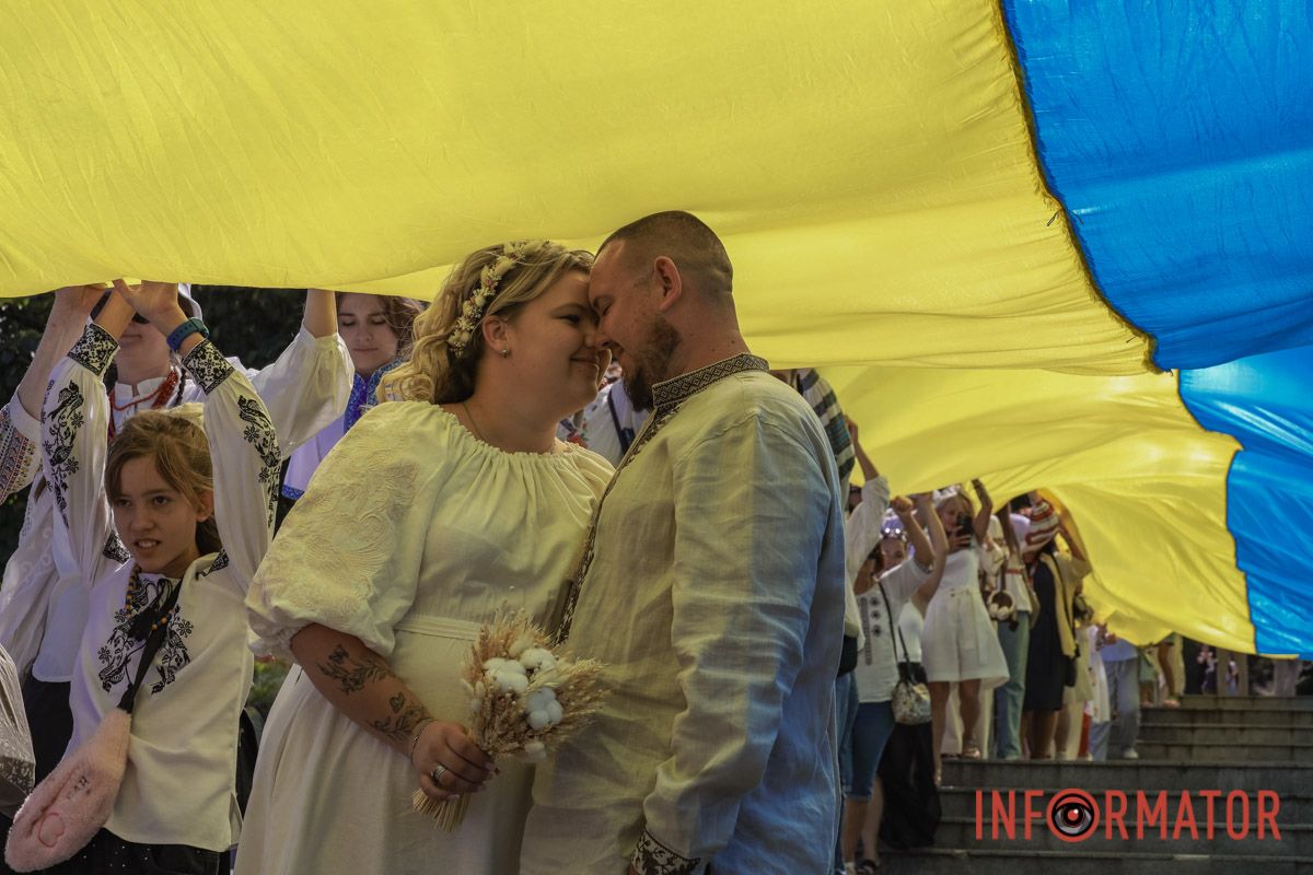 Для них ця дата відтепер матиме ще одне важливе значення — день народження їхньої родини У вишиванках та з усмішками: як Дніпро відзначає День Незалежності 7