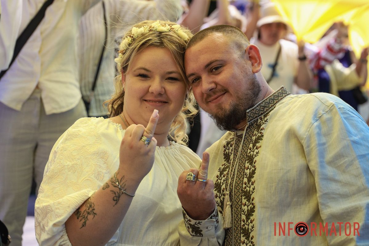 Сьогодні у День Незалежності одружилися молодята У вишиванках та з усмішками: як Дніпро відзначає День Незалежності 6