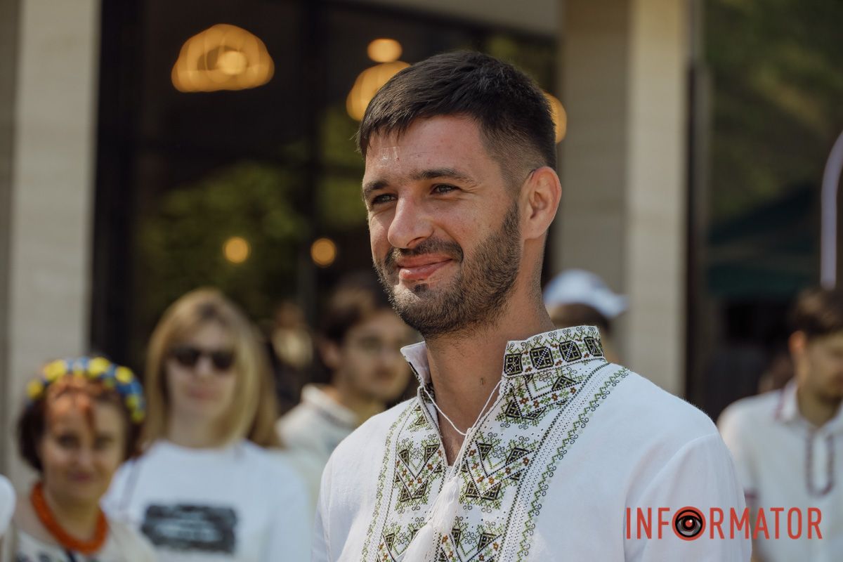 Попри війну, сьогодні у місті панує особлива атмосфера У вишиванках та з усмішками: як Дніпро відзначає День Незалежності 10