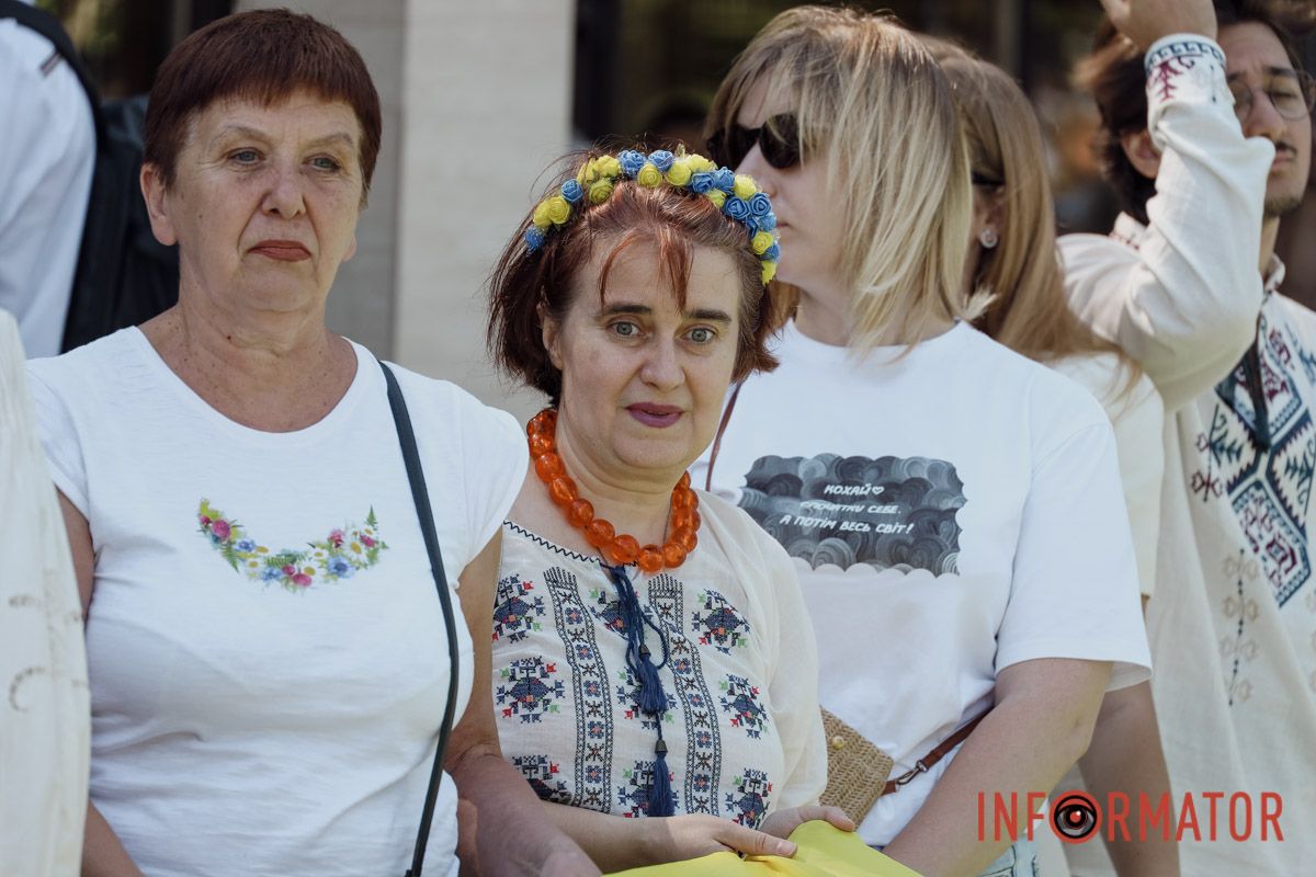 Ми прогулялися Дніпром та сфотографували його мешканців у цей особливий день У вишиванках та з усмішками: як Дніпро відзначає День Незалежності 12