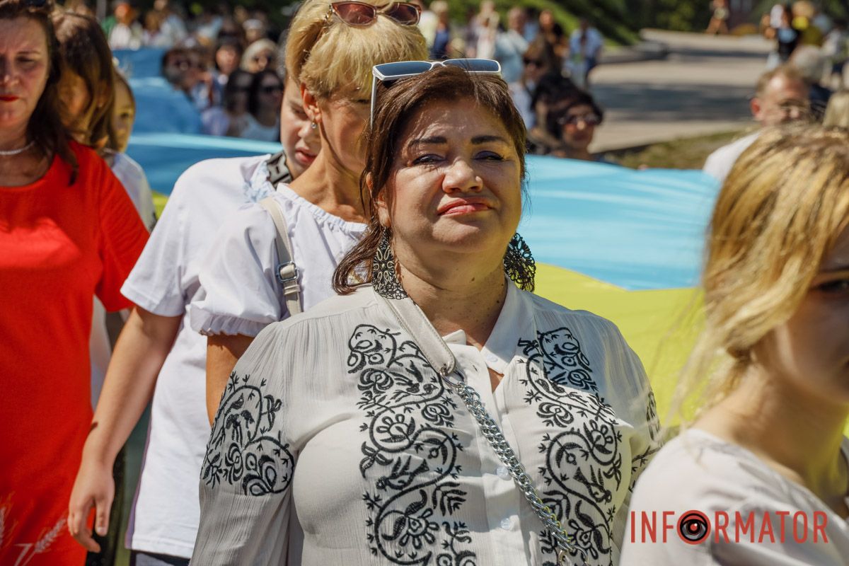 Люди демонструють любов до України та її символів, одягаючи традиційний український одяг У вишиванках та з усмішками: як Дніпро відзначає День Незалежності 11