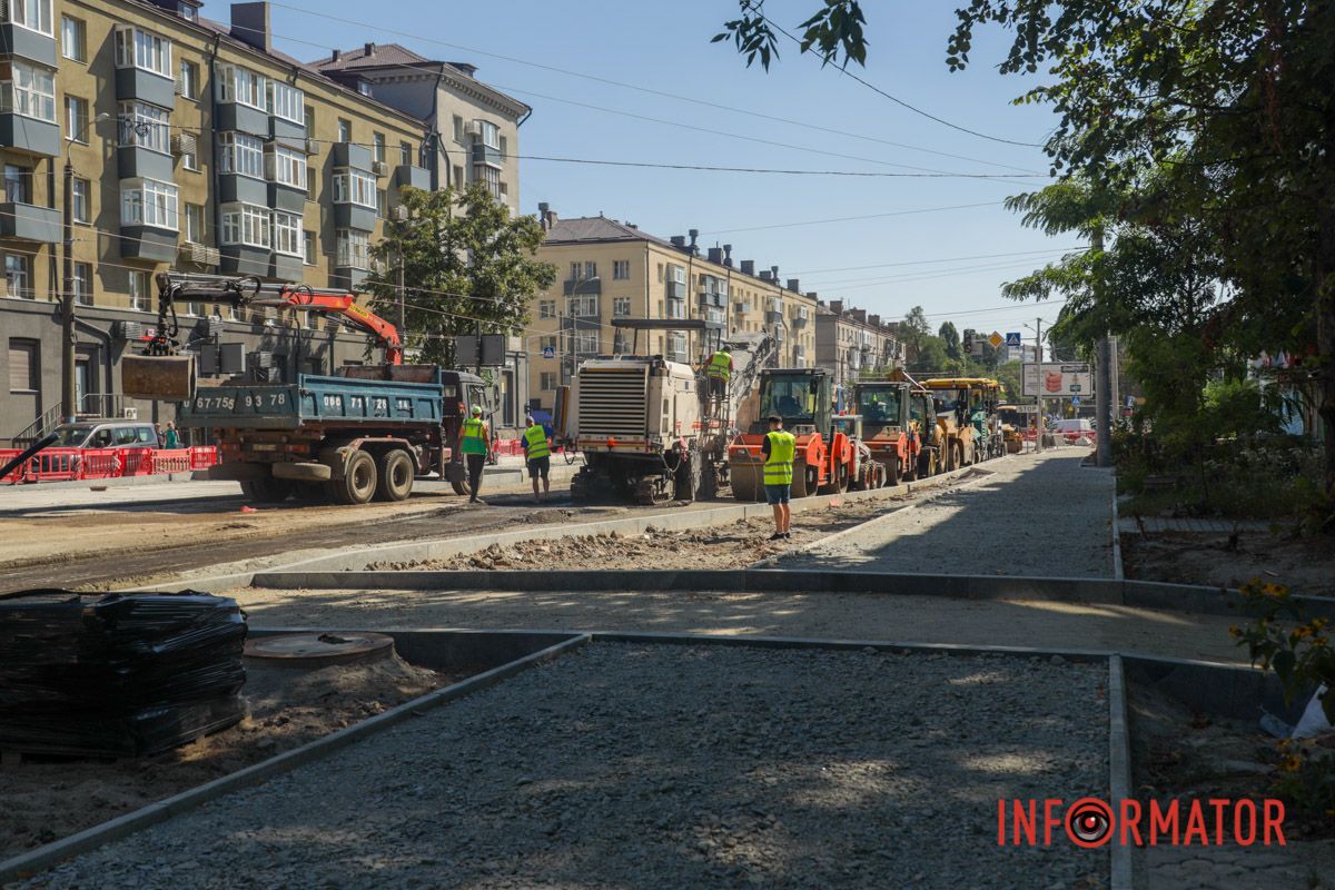 В Днепре Богдана Хмельницкого, возле Терры ремонтируют трамвайный переезд 21