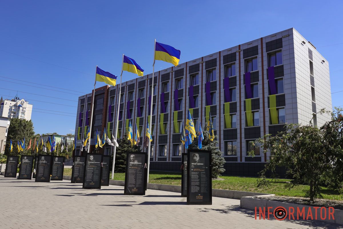 Прапори та святкові прикраси: як Дніпро вбрався до Дня Незалежності 26
