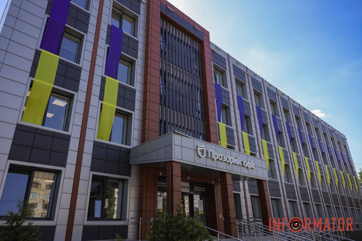 Прапори та святкові прикраси: як Дніпро вбрався до Дня Незалежності 29