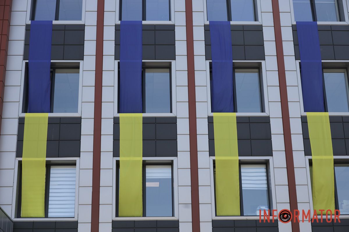Прапори та святкові прикраси: як Дніпро вбрався до Дня Незалежності 31