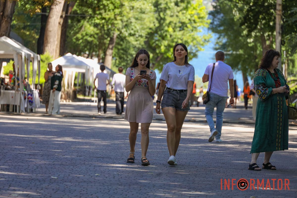 Прапори та святкові прикраси: як Дніпро вбрався до Дня Незалежності 37