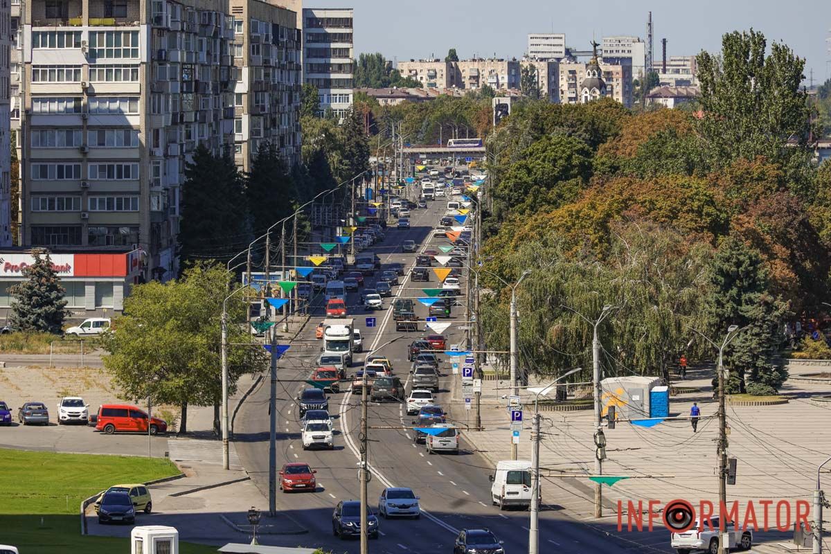 Прапори та святкові прикраси: як Дніпро вбрався до Дня Незалежності 38
