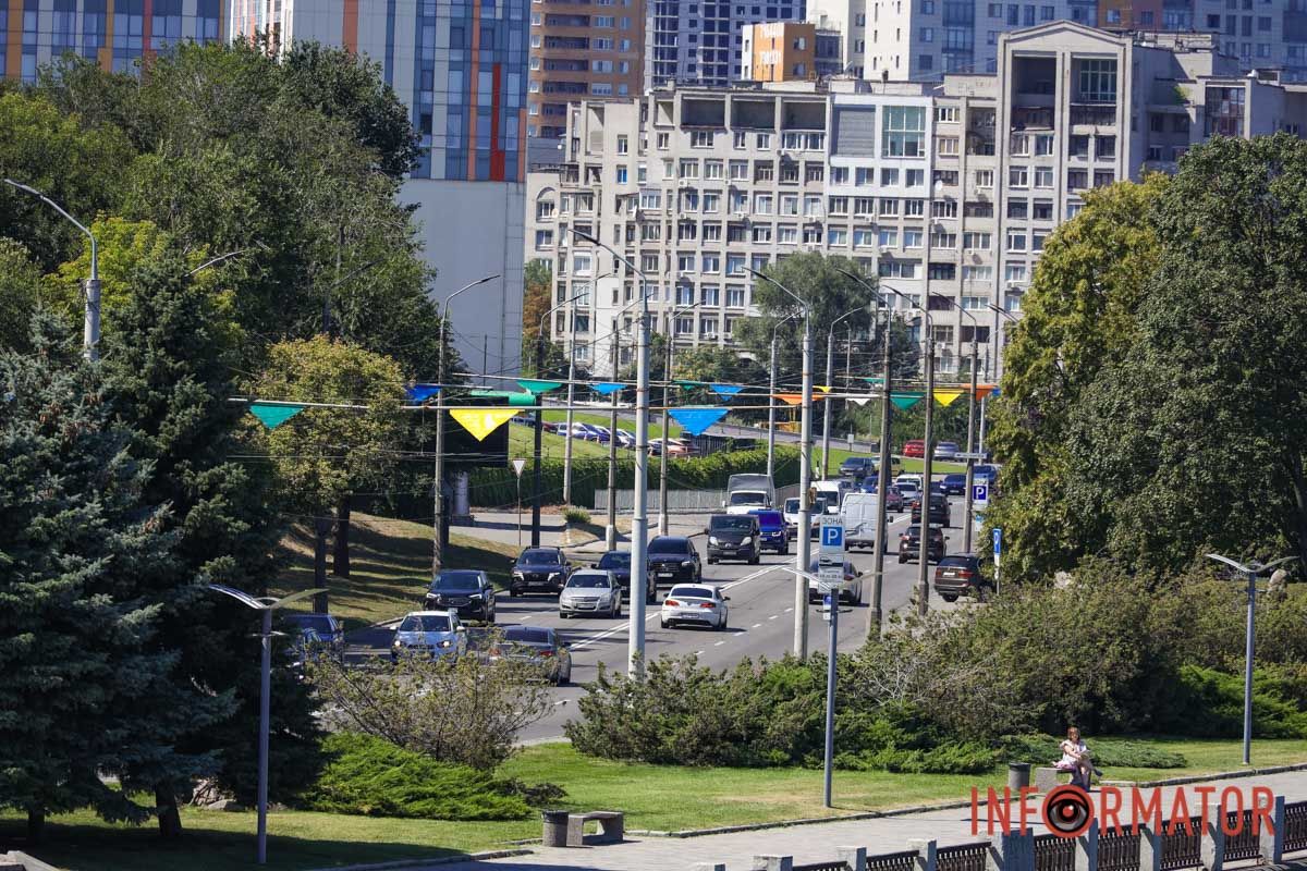 Прапори та святкові прикраси: як Дніпро вбрався до Дня Незалежності 41