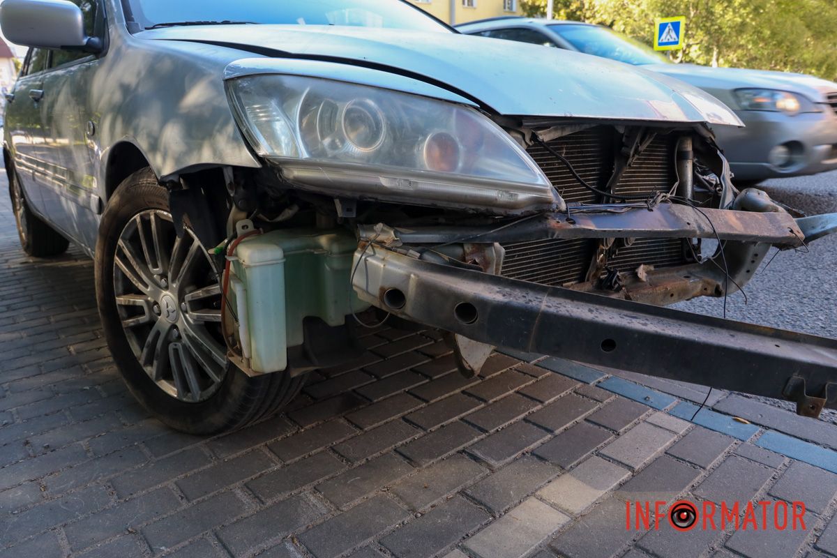 В Днепре вблизи «Днепр-Арены» на Костомаровской столкнулись Mitsubishi и Renault 8