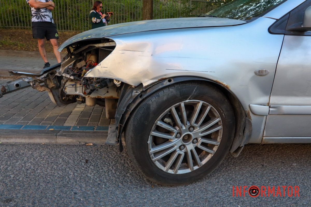 В Днепре вблизи «Днепр-Арены» на Костомаровской столкнулись Mitsubishi и Renault 13