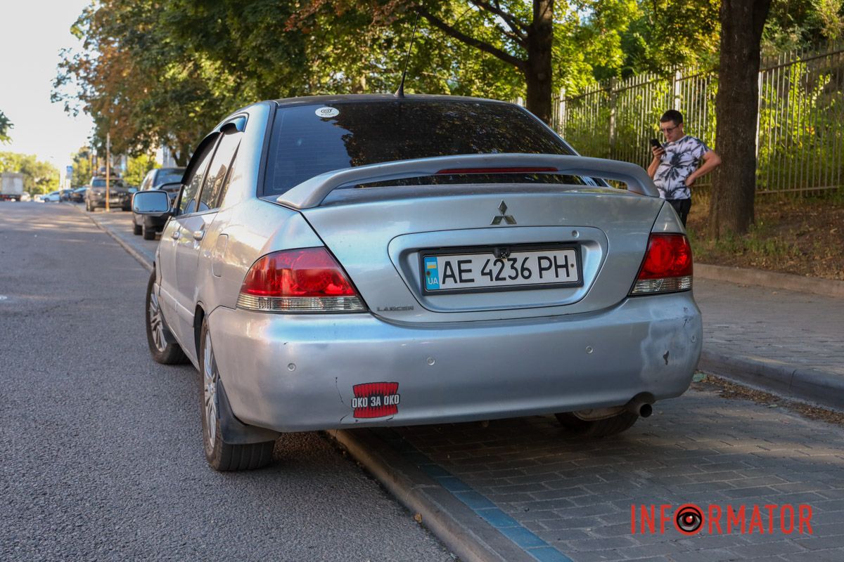 В Днепре вблизи «Днепр-Арены» на Костомаровской столкнулись Mitsubishi и Renault 6