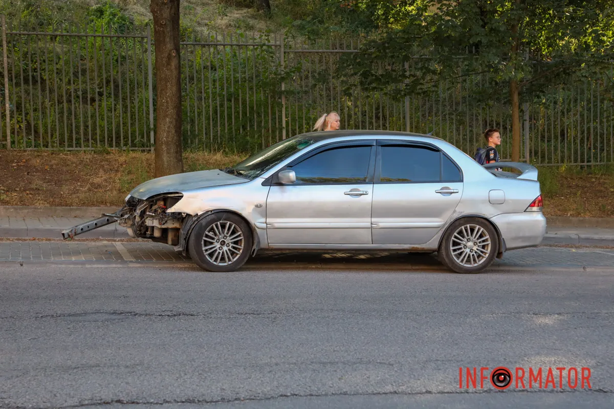 В Днепре вблизи «Днепр-Арены» на Костомаровской столкнулись Mitsubishi и Renault 5