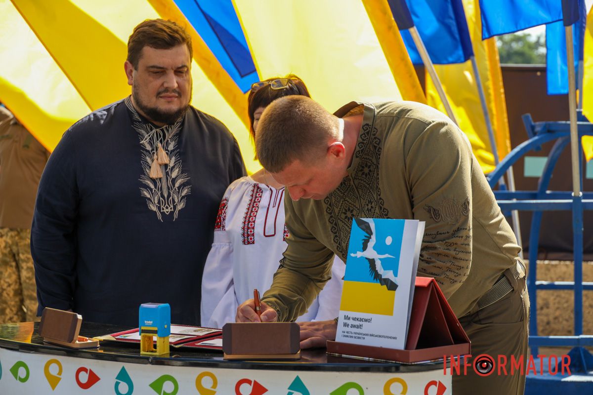 «Ми чекаємо!»: у Дніпрі до Дня Незалежності погасили марки на підтримку військовополонених 4