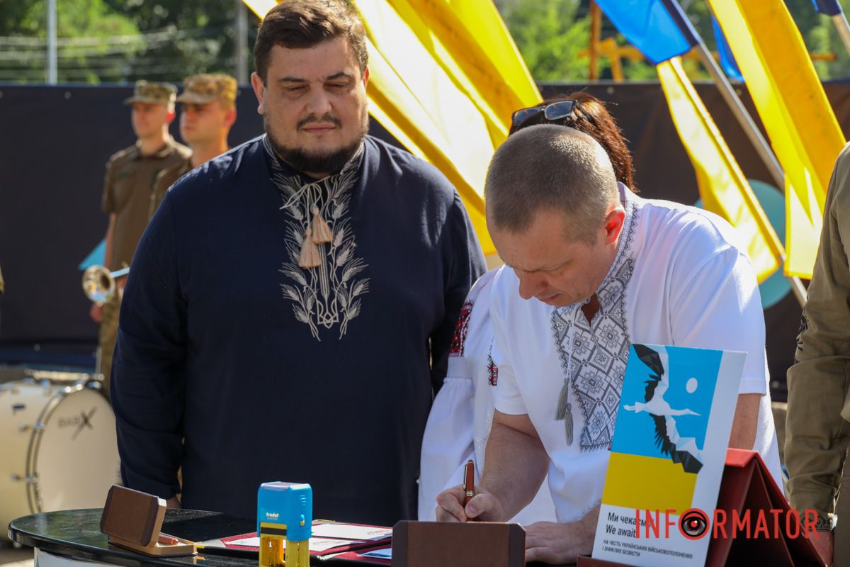 «Ми чекаємо!»: у Дніпрі до Дня Незалежності погасили марки на підтримку військовополонених 6