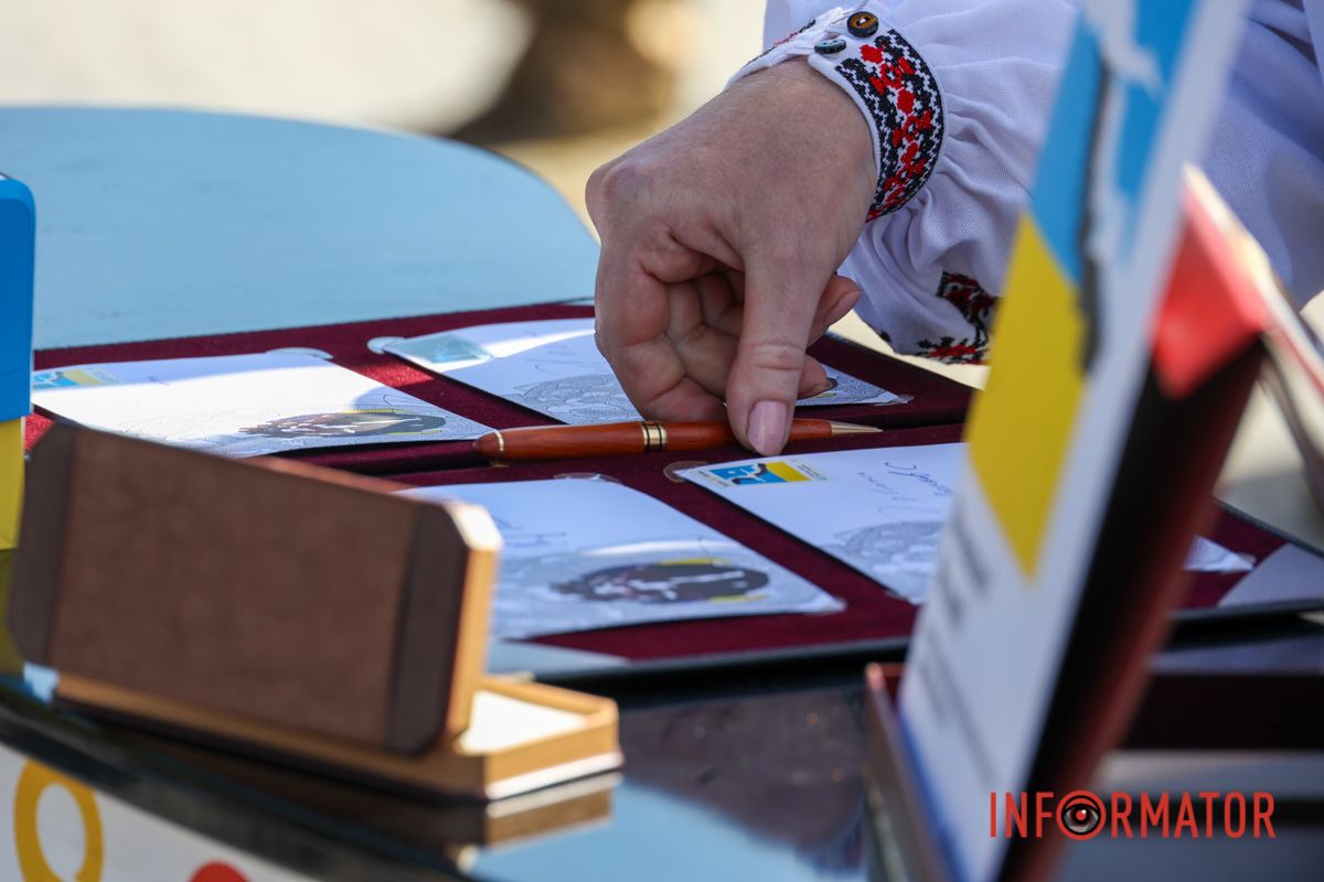 «Ми чекаємо!»: у Дніпрі до Дня Незалежності погасили марки на підтримку військовополонених 8