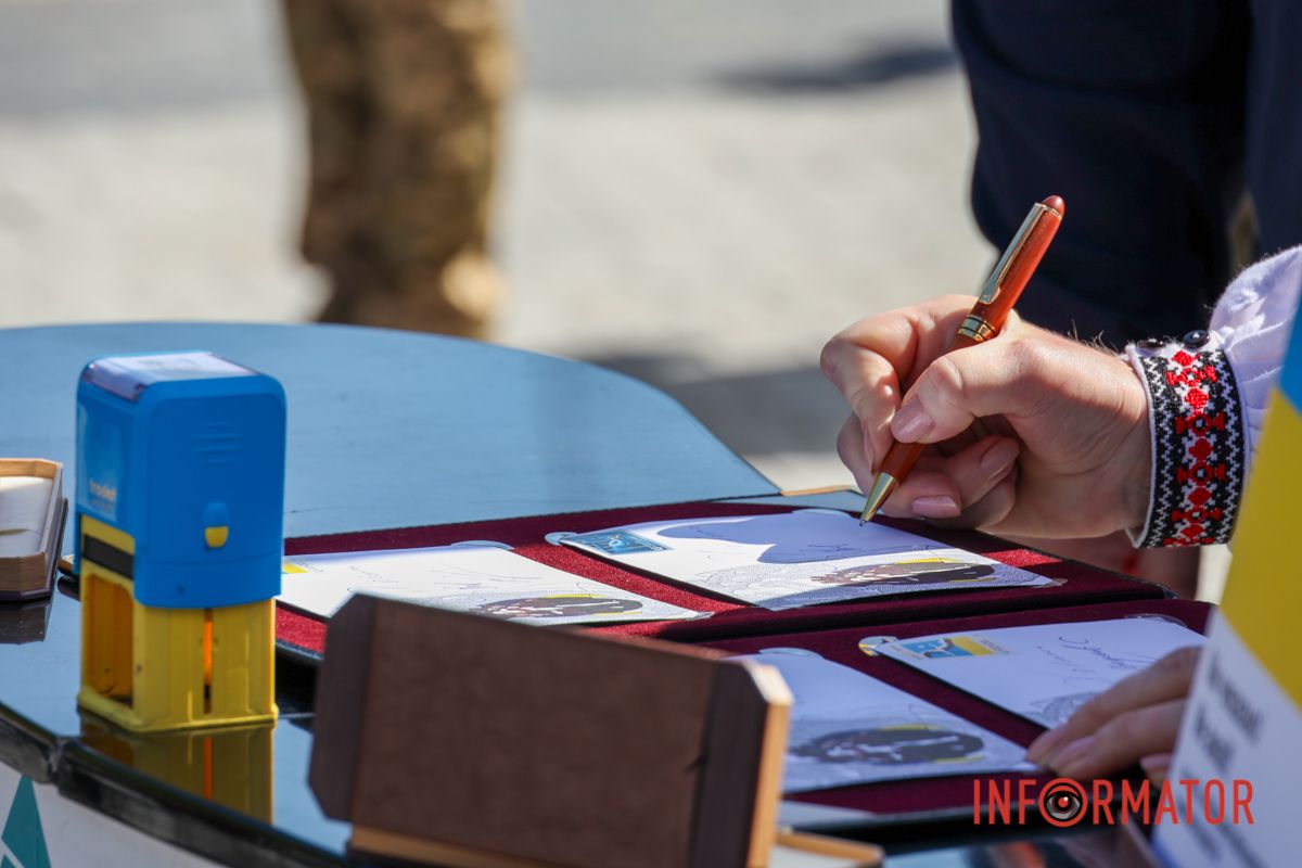 «Ми чекаємо!»: у Дніпрі до Дня Незалежності погасили марки на підтримку військовополонених 7