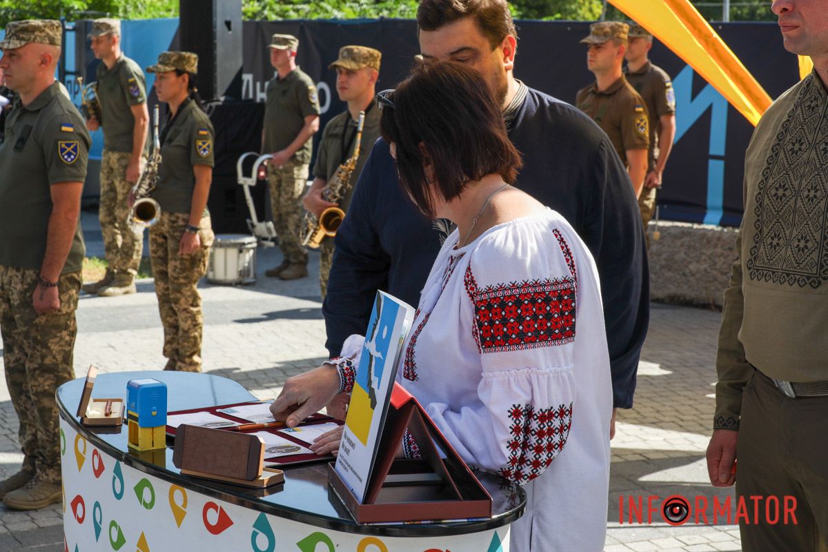 «Ми чекаємо!»: у Дніпрі до Дня Незалежності погасили марки на підтримку військовополонених 9