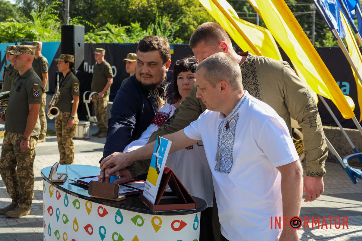 «Ми чекаємо!»: у Дніпрі до Дня Незалежності погасили марки на підтримку військовополонених 11