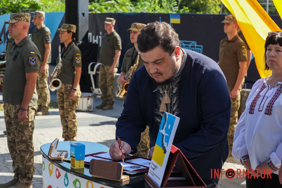 «Ми чекаємо!»: у Дніпрі до Дня Незалежності погасили марки на підтримку військовополонених 12