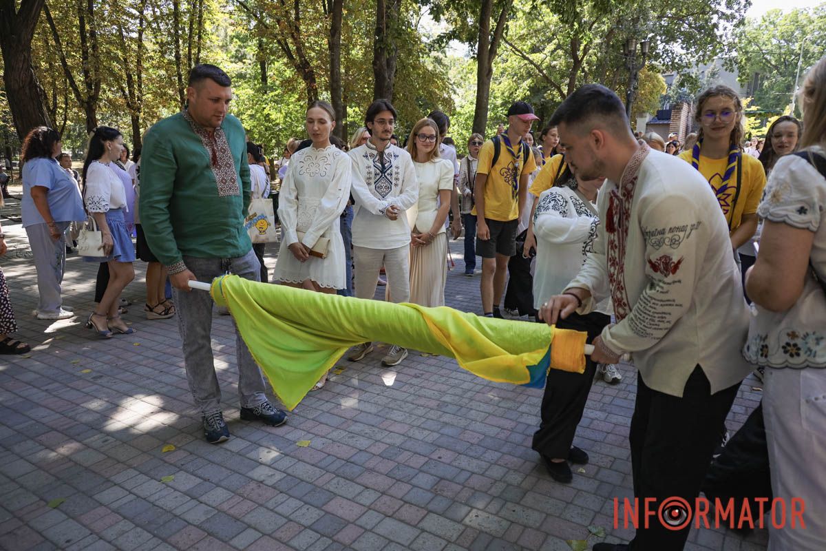 Сотні людей пройшли містом із 50-метровим прапором України: як Дніпро відзначив День Незалежності 1