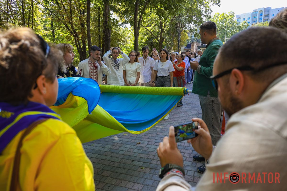 Сотні людей пройшли містом із 50-метровим прапором України: як Дніпро відзначив День Незалежності 3