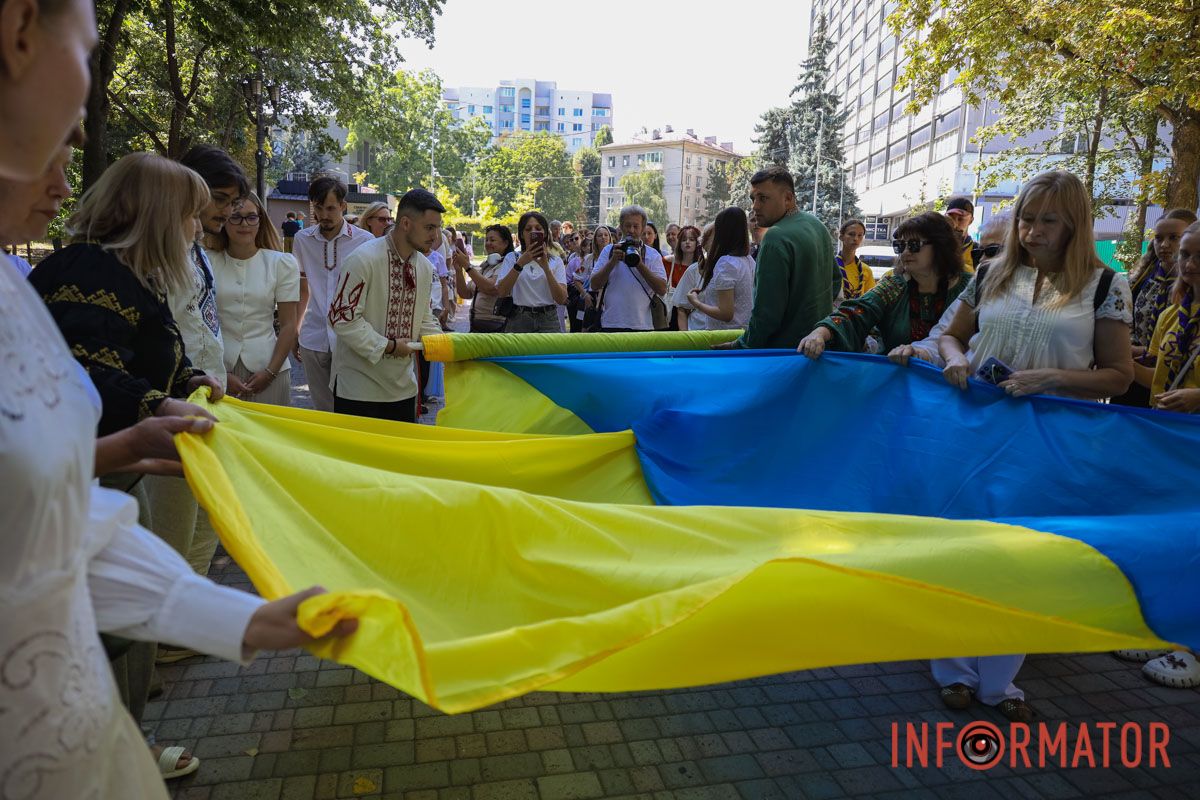 Сотні людей пройшли містом із 50-метровим прапором України: як Дніпро відзначив День Незалежності 4