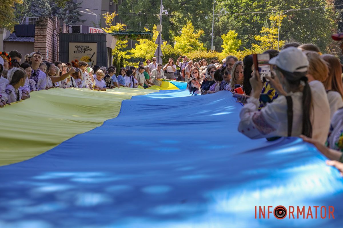 Сотні людей пройшли містом із 50-метровим прапором України: як Дніпро відзначив День Незалежності 5