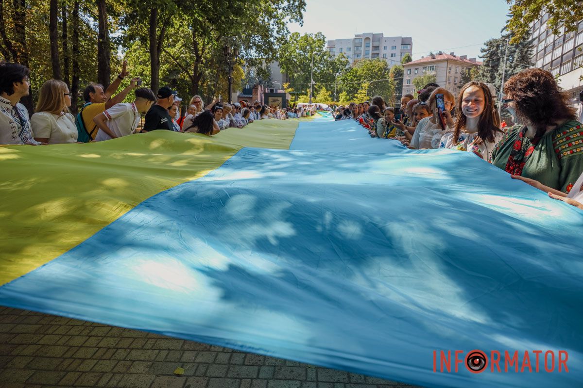 Сотні людей пройшли містом із 50-метровим прапором України: як Дніпро відзначив День Незалежності 6