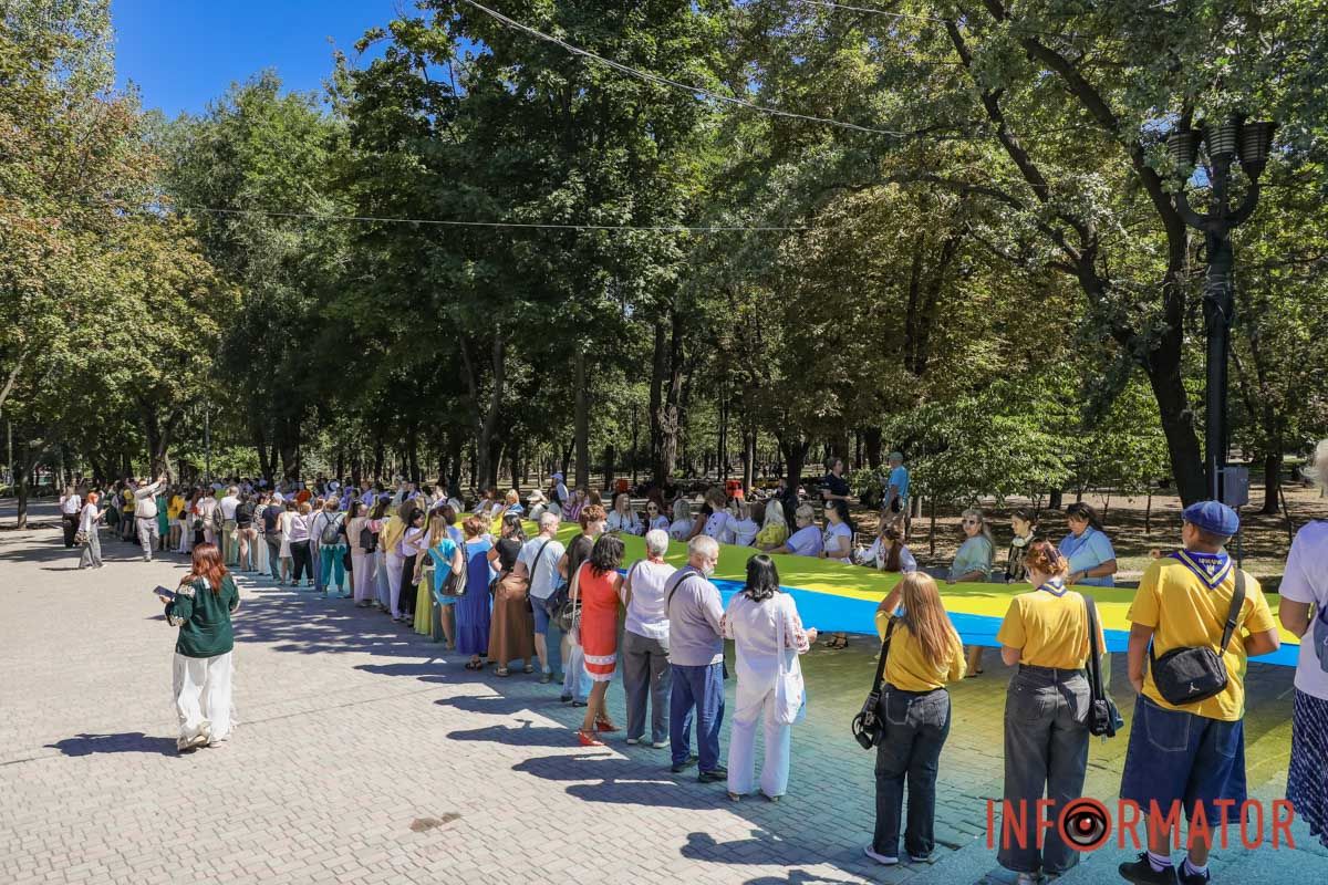 Сотні людей пройшли містом із 50-метровим прапором України: як Дніпро відзначив День Незалежності 8