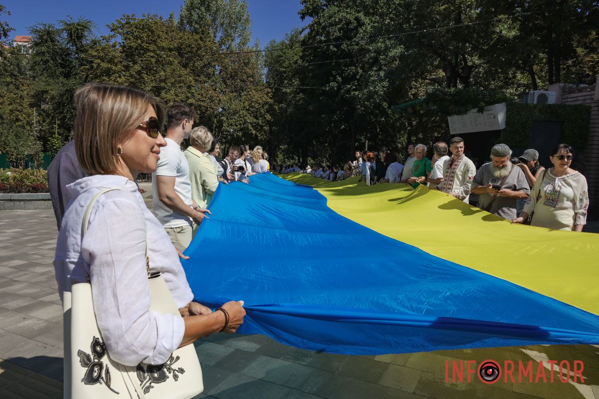 Сотні людей пройшли містом із 50-метровим прапором України: як Дніпро відзначив День Незалежності 9